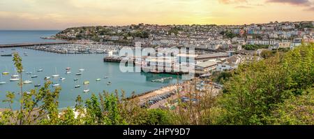 Panorama von Brixham, an der Torbay-Küste, Devon, in der Abenddämmerung, England, Großbritannien Stockfoto