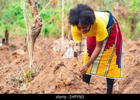 Afrikanische Bäuerin gräbt Grate auf ihrer Farm Stockfoto