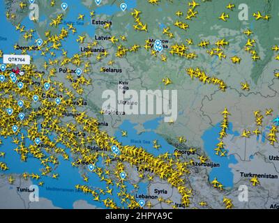 Kiew, Ukraine. 24th. Februar 2022. FlightRadar24 Webseite, ein Online-Flugtracker zeigt keine Flugzeuge, die nach dem russischen Angriff über die Ukraine fliegen.das Ministerium für auswärtige Angelegenheiten und Infrastruktur in der Ukraine hat den Luftraum über dem Land geschlossen. Das Außenministerium registriert Passagiere, die nicht aus dem Ausland nach Hause zurückkehren konnten. (Foto von Igor Golovniov/SOPA Images/Sipa USA) Quelle: SIPA USA/Alamy Live News Stockfoto