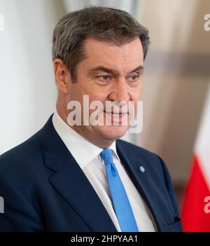 Wien, Österreich. 24th. Februar 2022. Der bayerische Ministerpräsident Markus Söder (CSU) nimmt nach einem Treffen mit Bundeskanzler Nehammer im Kanzleramt an einer Pressekonferenz Teil. Quelle: Sven Hoppe/dpa/Alamy Live News Stockfoto