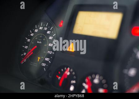 Nahaufnahme eines Tachometers. Stockfoto