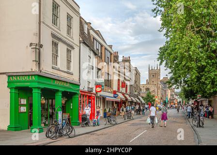 Straßenbild in der Altstadt der mittelalterlichen Universitätsstadt Cambridge, England Stockfoto