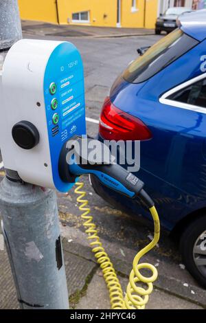 Eine Ladestation für Elektrofahrzeuge an einem Laternenpfahl in Brighton, Großbritannien Stockfoto