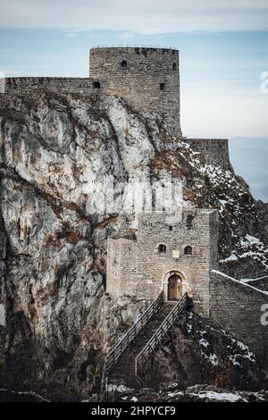 Vertikale Aufnahme einer alten Burg am Seeufer Stockfoto