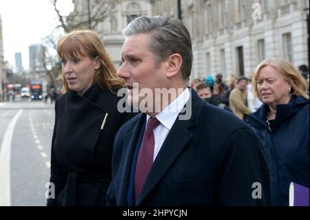 London, Großbritannien. 24th. Februar 2022. Keir Starmer, Vorsitzender der Labour-Partei, verlässt eine Besprechung der Kabinettssitzung im Kabinett London mit Angela Rayner, Schattenkanzlerin, zusammen mit Baroness Angela Smith Credit: MARTIN DALTON/Alamy Live News Stockfoto