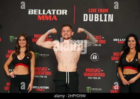 Dublin, Irland. 24th. Februar 2022. Brian Moore, ein Bantamweight-Kämpfer, wiegt bei 135,4 Credits: Dan Cooke/Alamy Live News Stockfoto