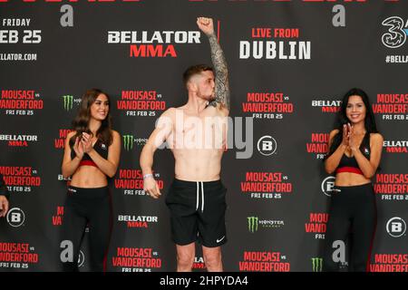 Dublin, Irland. 24th. Februar 2022. Brian Moore, ein Bantamweight-Kämpfer, wiegt bei 135,4 Credits: Dan Cooke/Alamy Live News Stockfoto