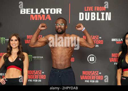 Dublin, Irland. 24th. Februar 2022. Abou Tounkara, ein Leichtgewichtskämpfer, wiegt 145,8 Punkte Kredit: Dan Cooke/Alamy Live News Stockfoto