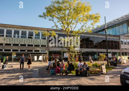 Nantes, Frankreich, Leute Sitzen, Touristen Warten, Draußen, vor dem SNCF-Bahnhof Stockfoto