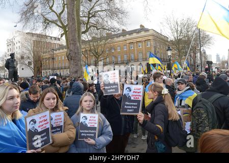 London, Großbritannien. 24th. Februar 2022. Demonstranten gegen die russische Invasion in der Ukraine in Westminster Credit: MARTIN DALTON/Alamy Live News Stockfoto