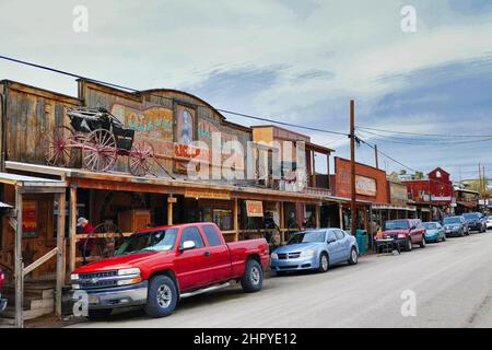 Saloon und Geschäfte auf der Main Street, der alten Route 66, in der touristischen alten Bergbaustadt Oatman, Mohave County, Arizona. Stockfoto