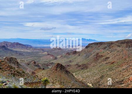 Blick vom Sitgreaves Pass in den Black Mountains, auf dem Oatman Highway (die alte Route 66) zwischen Kingman und Oatman, Arizona, USA Stockfoto