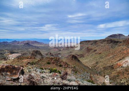 Blick vom Sitgreaves Pass auf den Oatman Highway (die alte Route 66) zwischen Kingman und Oatman, Arizona, USA. Im Vordergrund Kreuze der Gedenkstätte. Stockfoto