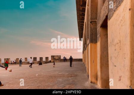 Touristen sind am Eingang des Baradari in Golconda Fort in Hyderabad, Indien, zu sehen. Im Bild sind auch verstellte Marmorwände zu sehen. Stockfoto