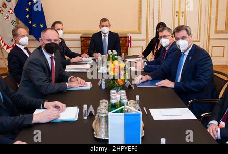 Wien, Österreich. 24th. Februar 2022. Im Innenministerium sitzen Markus Söder (r, CSU), Ministerpräsident von Bayern, und Gerhard Karner (l, ÖVP), Innenminister von Österreich, zusammen. Quelle: Sven Hoppe/dpa/Alamy Live News Stockfoto