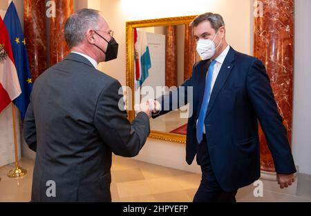 Wien, Österreich. 24th. Februar 2022. Vor einem Treffen im Innenministerium begrüßen sich der bayerische Ministerpräsident Markus Söder (r, CSU) und der österreichische Innenminister Gerhard Karner (ÖVP). Quelle: Sven Hoppe/dpa/Alamy Live News Stockfoto