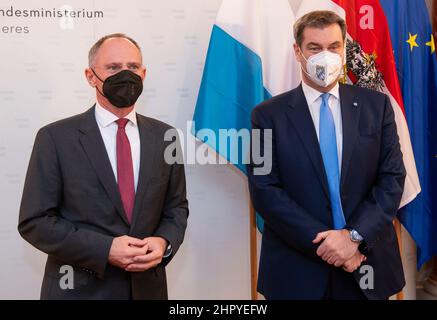 Wien, Österreich. 24th. Februar 2022. Vor einem Treffen im Innenministerium begrüßen sich der bayerische Ministerpräsident Markus Söder (r, CSU) und der österreichische Innenminister Gerhard Karner (ÖVP). Quelle: Sven Hoppe/dpa/Alamy Live News Stockfoto