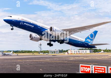 Der Prototyp des Boeing 787 Dreamliner wird auf der Farnborough International Airshow vorgestellt. Boeing-Farbgebung für Unternehmen. Erstes Boeing 787-9-Flugzeug Stockfoto