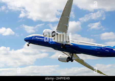 Der Prototyp des Boeing 787 Dreamliner wird auf der Farnborough International Airshow vorgestellt. Boeing-Farbgebung für Unternehmen. Erstes Boeing 787-9-Flugzeug Stockfoto