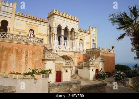 Küste von Salento, Provinz Lecce, Apulien, Italien, bei Santa Cesarea Terme. Historische Villa Stockfoto