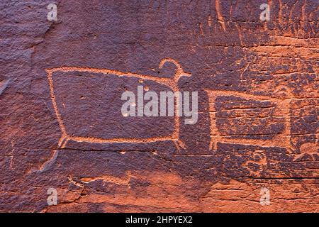 The Bighorn Sheep Panel, eine Felskunsttafel in Seven Mile Canyon, Moab, Utah. Die Tafel wurde mit Einschusslöchern beschädigt. Stockfoto