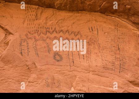 Diese Piktogramme im Black Dragon Canyon am Rande des San Rafael Brunnens in Utah wurden zwischen 1,50 von den Archaic Culture Native Americans gemalt Stockfoto