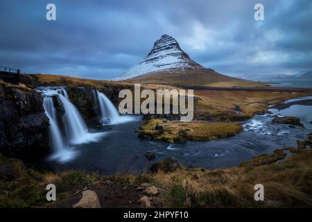 Panoramablick auf den Kirkjufell-Berg und die Kirjufellsfoss-Wasserfälle in Grundarfjordur auf der Snaefelsness-Halbinsel, Island Stockfoto
