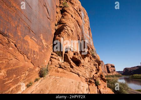 Das Bear Panel ist ein Fremont Culture Rock Art Panel der Ureinwohner Amerikas entlang des Colorado River in der Nähe von Moab, Utah. Diese Petroglyphen im Fremont-Stil sind 80 Stockfoto