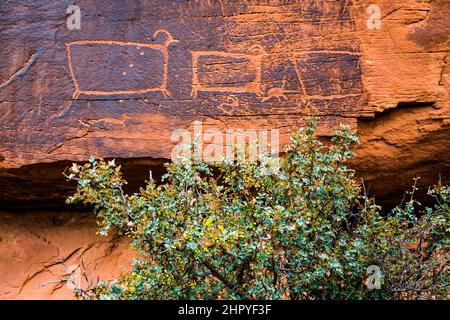 The Bighorn Sheep Panel, eine Felskunsttafel in Seven Mile Canyon, Moab, Utah. Die Tafel wurde mit Einschusslöchern beschädigt. In der Stirn Stockfoto