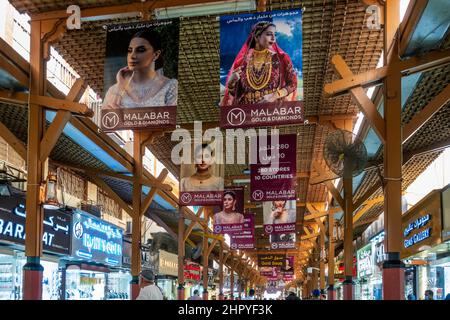 Im Dubai Gold Souk im Viertel Deira. Eines der beliebtesten Einkaufsziele und Goldmärkte in Dubai. Stockfoto