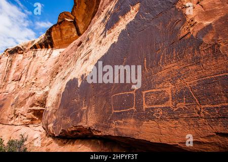 The Bighorn Sheep Panel, eine Felskunsttafel in Seven Mile Canyon, Moab, Utah. Die Tafel wurde mit Einschusslöchern beschädigt. Stockfoto