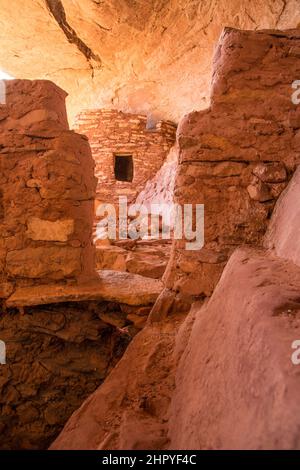 Die Beef Basin Wash Ruin ist eine Ancestral Puebloan Cliff Wohnung im Südosten von Utah. Es wurde vor etwa 800 Jahren aufgegeben. Stockfoto