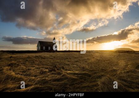 Blick auf die Budakirkja, die berühmte schwarze Kirche in Budir auf der Halbinsel Snaefelsness, Island Stockfoto