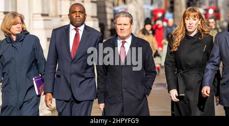 London, Großbritannien. 24th. Februar 2022. Oppositionsführer im Kabinettsbüro für ein Briefing über die Lage in der Ukraine. Baroness Smith Shadow Lords Leaders, David Lammy, Shadow Foreign Secretary, Kier Starmer, Leader der Labour Party, Angela Rayner Deputy Leader, Credit: Ian Davidson/Alamy Live News Stockfoto