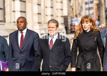 London, Großbritannien. 24th. Februar 2022. Oppositionsführer im Kabinettsbüro für ein Briefing über die Lage in der Ukraine. David Lammy, Schattenaußenminister, Kier Starmer, Vorsitzender der Labour Party, Angela Rayner Stellvertretende Vorsitzende, Kredit: Ian Davidson/Alamy Live News Stockfoto