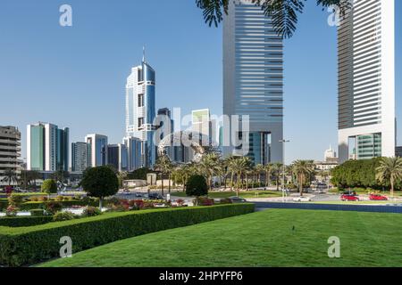 Jumeirah Emirates Towers und das ovale Museum der Zukunft neben der Sheikh Zayed Road, vom DIFC-Gebiet in Dubai, VAE, aus gesehen Stockfoto