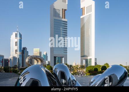 Jumeirah Emirates Towers und das ovale Museum der Zukunft neben der Sheikh Zayed Road, vom DIFC-Gebiet in Dubai, VAE, aus gesehen Stockfoto
