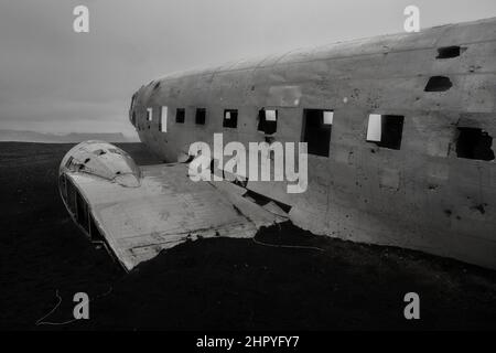 Blick auf das Wrack eines amerikanischen DC-3-Militärflugzeugs, das an einem Strand in Island abgestürzt ist Stockfoto