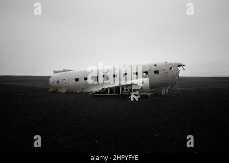 Blick auf das Wrack eines amerikanischen DC-3-Militärflugzeugs, das an einem Strand in Island abgestürzt ist Stockfoto