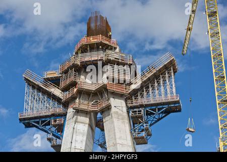Arbeiter beim Bau des Main Span Dual-Mast Central Tower, der neuen Corpus Christi Harbour Bridge. Stockfoto