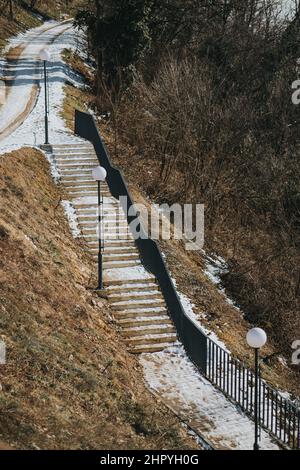 Alte leere Steintreppen unter dem Sonnenlicht Stockfoto