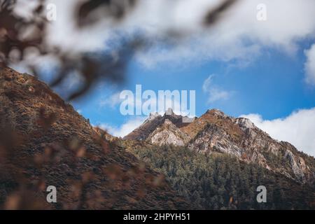 Panoramablick auf die Yading Chonggu Wiese in Daocheng, Ganzi, Sichuan, China Stockfoto