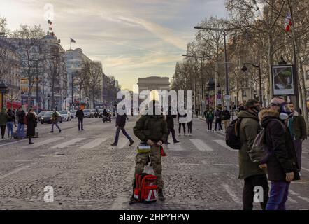 Nahaufnahme der Demonstranten vor dem Triumphbogen auf der Champs Elysees Avenue während des Freiheitsproteste Stockfoto