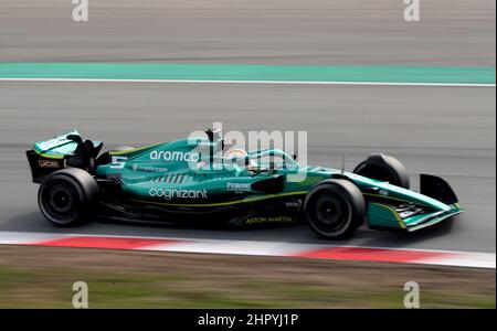 Sebastian Vettel von Aston Martin Aramco-Mercedes am zweiten Tag des Tests vor der Saison auf dem Circuit de Barcelona-Catalunya, Spanien. Bilddatum: Donnerstag, 24. Februar 2022. Stockfoto