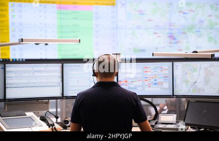 Hannover, Deutschland. 24th. Februar 2022. Die Disponenten arbeiten in der regionalen Leitstelle der Feuerwehr- und Rettungsstation 1 am Weidendamm. Das neue regionale Kontrollzentrum ist seit dem 13. Februar 2022 in Betrieb. Die Leitstelle erhält Notrufe für die knapp 1,2 Millionen Einwohner der Stadt und Region Hannover und plant Notfallrettung, qualifizierten Krankenwagentransport, Brandschutz und Assistenz. Quelle: Julian Stratenschulte/dpa/Alamy Live News Stockfoto