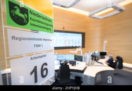 Hannover, Deutschland. 24th. Februar 2022. Ein Schild mit der Aufschrift „Intensive Relocation Coordination Center“ hängt in der regionalen Leitstelle der Feuerwehr- und Rettungsstation 1 am Weidendamm. Das neue regionale Kontrollzentrum ist seit dem 13. Februar 2022 in Betrieb. Die Leitstelle erhält Notrufe für die knapp 1,2 Millionen Einwohner der Stadt und Region Hannover und plant Notfallrettung, qualifizierten Krankenwagentransport, Brandschutz und Assistenz. Quelle: Julian Stratenschulte/dpa/Alamy Live News Stockfoto