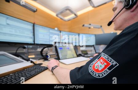 Hannover, Deutschland. 24th. Februar 2022. Die Disponenten arbeiten in der regionalen Leitstelle der Feuerwehr- und Rettungsstation 1 am Weidendamm. Das neue regionale Kontrollzentrum ist seit dem 13. Februar 2022 in Betrieb. Die Leitstelle erhält Notrufe für die knapp 1,2 Millionen Einwohner der Stadt und Region Hannover und plant Notfallrettung, qualifizierten Krankenwagentransport, Brandschutz und Assistenz. Quelle: Julian Stratenschulte/dpa/Alamy Live News Stockfoto