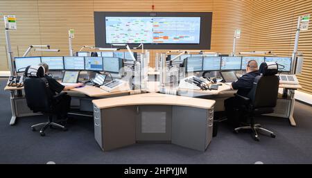 Hannover, Deutschland. 24th. Februar 2022. Die Disponenten arbeiten in der regionalen Leitstelle der Feuerwehr- und Rettungsstation 1 am Weidendamm. Das neue regionale Kontrollzentrum ist seit dem 13. Februar 2022 in Betrieb. Die Leitstelle erhält Notrufe für die knapp 1,2 Millionen Einwohner der Stadt und Region Hannover und plant Notfallrettung, qualifizierten Krankenwagentransport, Brandschutz und Assistenz. Quelle: Julian Stratenschulte/dpa/Alamy Live News Stockfoto