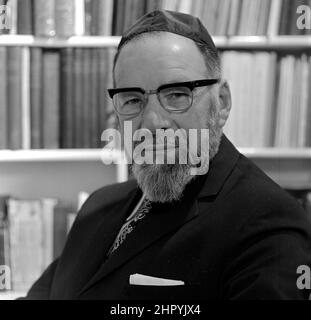 Rabbi Jerachmiel Confnas Minister der Park Road New Synagogue fotografiert in seinem Haus Edgbaston Road, Moseley, Birmingham B13 am 1972. Rabbi Jerachmiel Cofnas, der 50 Jahre lang der Gemeinde Birmingham diente, ist im Alter von 98 Jahren gestorben. Er wurde 1912 geboren und starb am 27. Mai 2010. Mehr als 600 Personen nahmen am Freitag an seiner Beerdigung auf dem Philips Park Cemetery in Manchester Teil. Er starb am vergangenen Mittwoch, dem ersten Tag von Shavuot, im Beenstock Home in Salford. Rabbi Cofnas war Minister für die ehemalige Neue Synagoge in Birmingham, aber auch ein Schelm und als Experte angesehen. Geboren in Vilna, Litauen, er Stockfoto