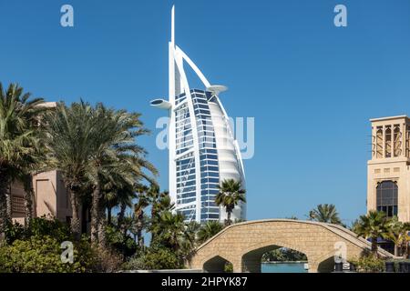 Das Burj Al Arab Hotel liegt am Ufer des Souk Madinat Jumeirah in Dubai, Vereinigte Arabische Emirate. Stockfoto